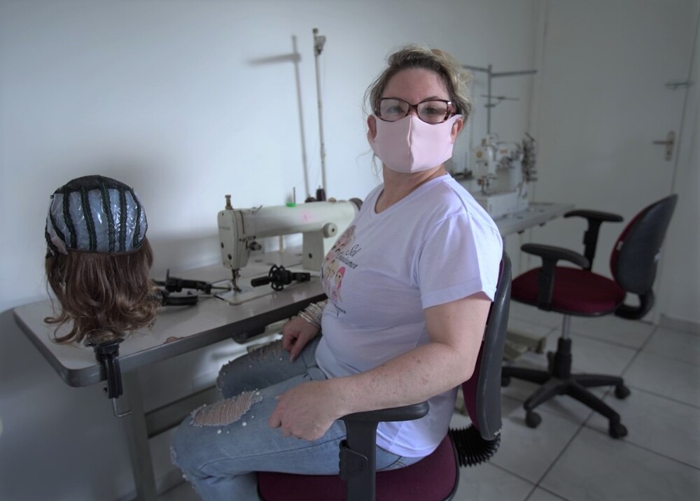 Foto 1 / Projeto que confecciona perucas recebe doação da MM